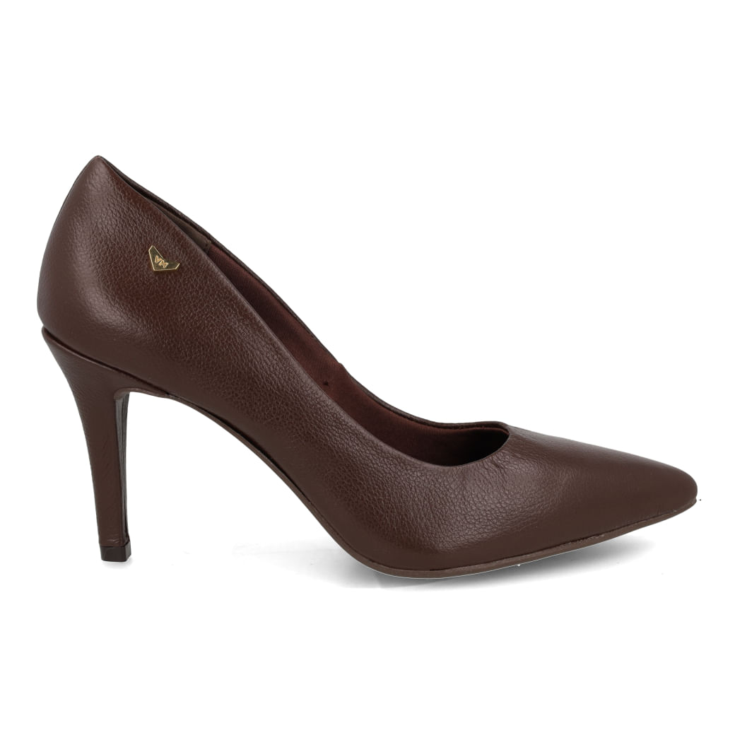 Vista lateral do scarpin feminino em couro marrom com salto fino de 9 cm